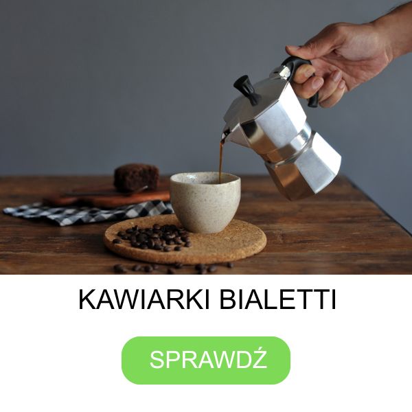 nalewanie kawy z kawiarki do filiżanki